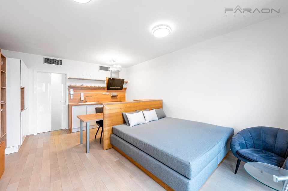Prodej bytu 1+kk, klimatizace, parkovací místo, sklep, Garden Tower, Olšanská, Praha 3 - Žižkov