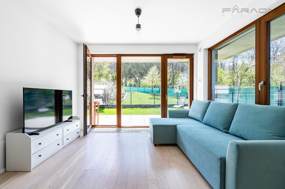 Byt 2+kk, 49 m2, předzahrádka 62,5 m2, sklep, parking, Naskové, Praha 5-Košíře