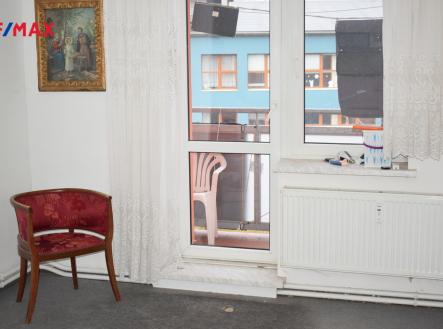 Ložnice a vchod do lodžie