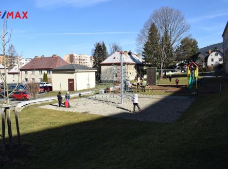 Dětské hřiště  před domem