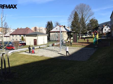 Dětské hřiště  před domem