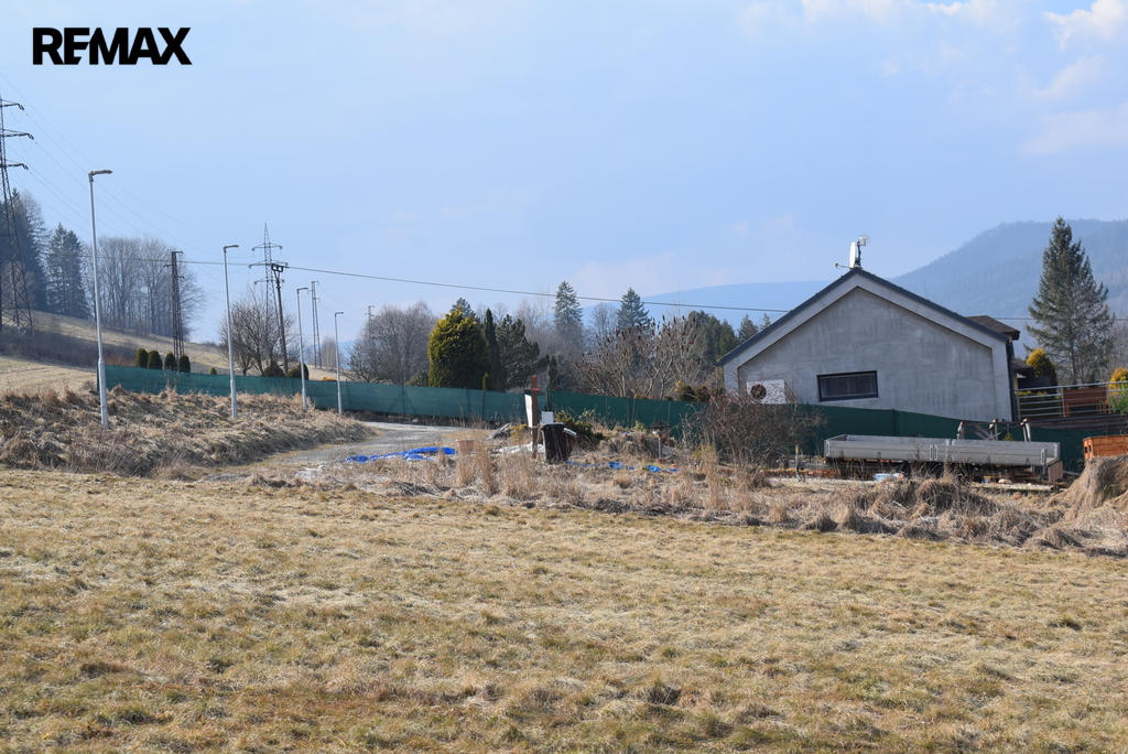 RD a elektř. nad pozemkem