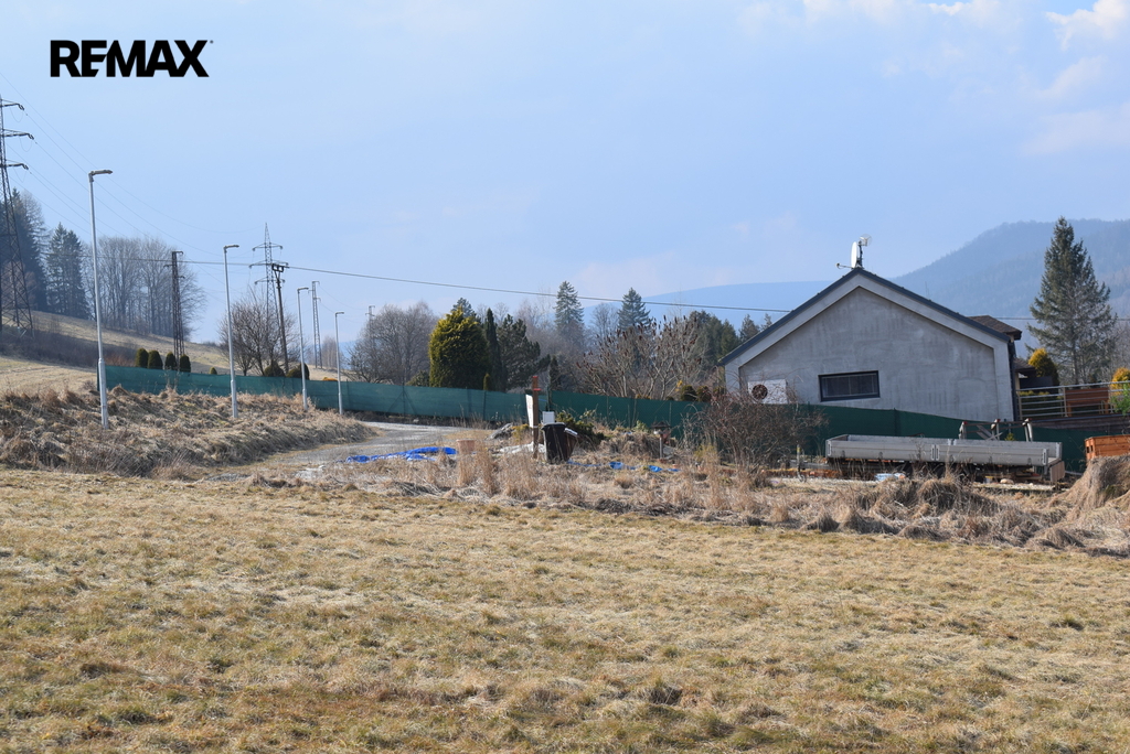 RD a elektř. nad pozemkem