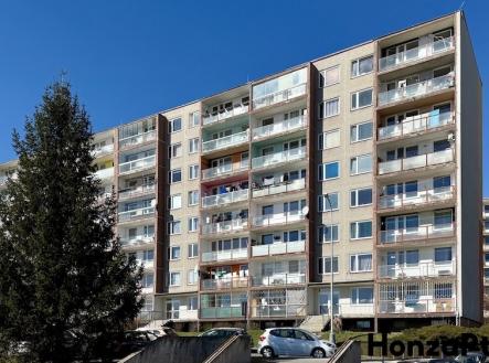 Prodej dvougeneračního bytu na Černém mostě, realitní makléř v Praze Honza Ptáček realitni