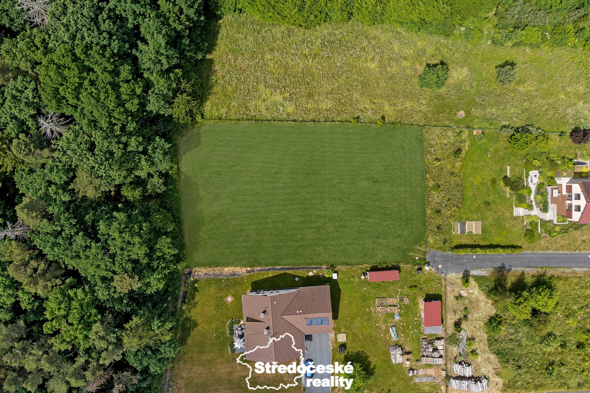 pohled na pozemek  a okolí z dronu