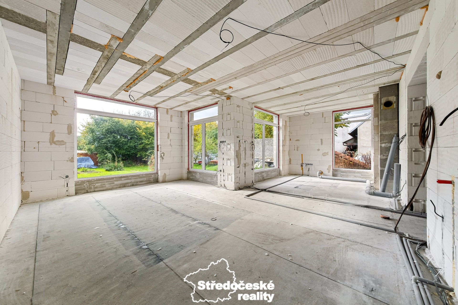 1NP obývací pokoj a kuchyň - aktuální stav 