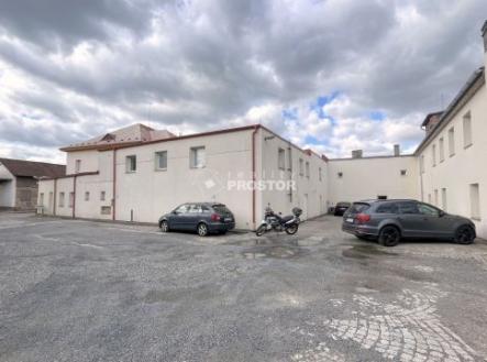 Pronájem komerčního objektu, průmyslový areál, 1 335 m²