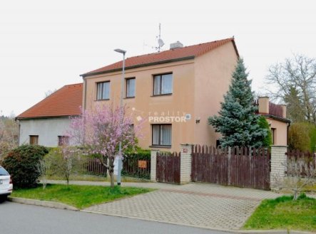 Exkluzivní nabídka RD 6+1 244m2 s garáží, dílnou, sklepem, terasou a zahradou, Libušín u Kladna