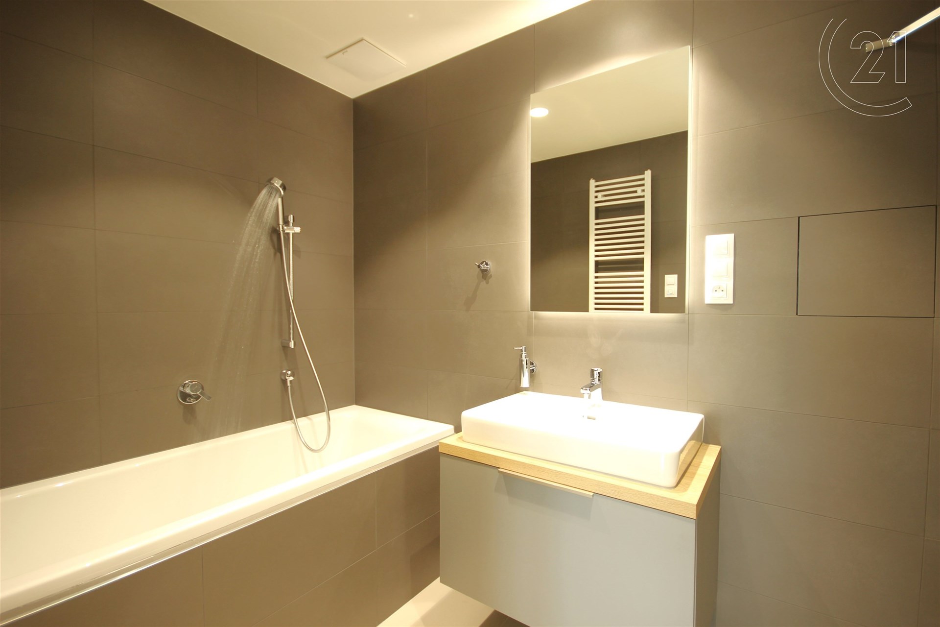Koupelna s vanou, sprchou, umyvadlem a prostorem pro pračku a sušičku. 5,84 m2.