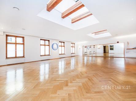 Pronájem obchodní prostor, 200 m²