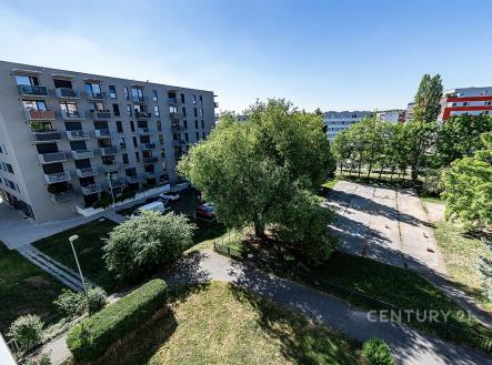 Výhled z bytu, Stříbrského, Praha - Háje,  prodej Hana Yates