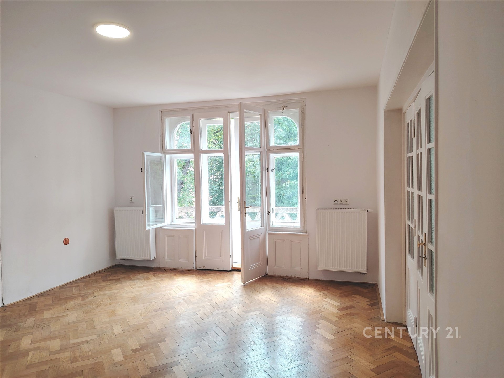 Prostorný obývací pokoj s balkonem, Jaselská, Praha - Dejvice