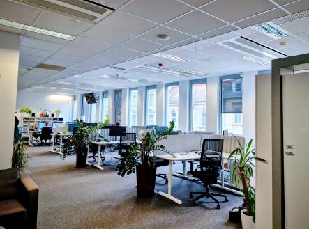 Pronájem kanceláře, 272 m²