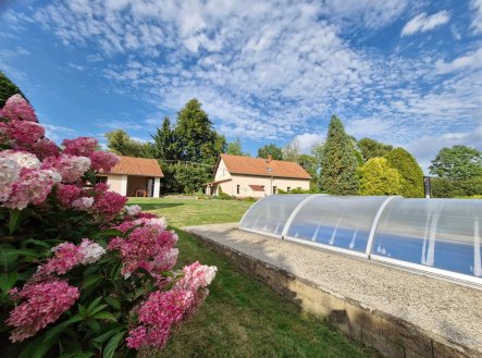 Prodej dvou RD se zahradou, garáží a bazénem, Veneřice - Loučky