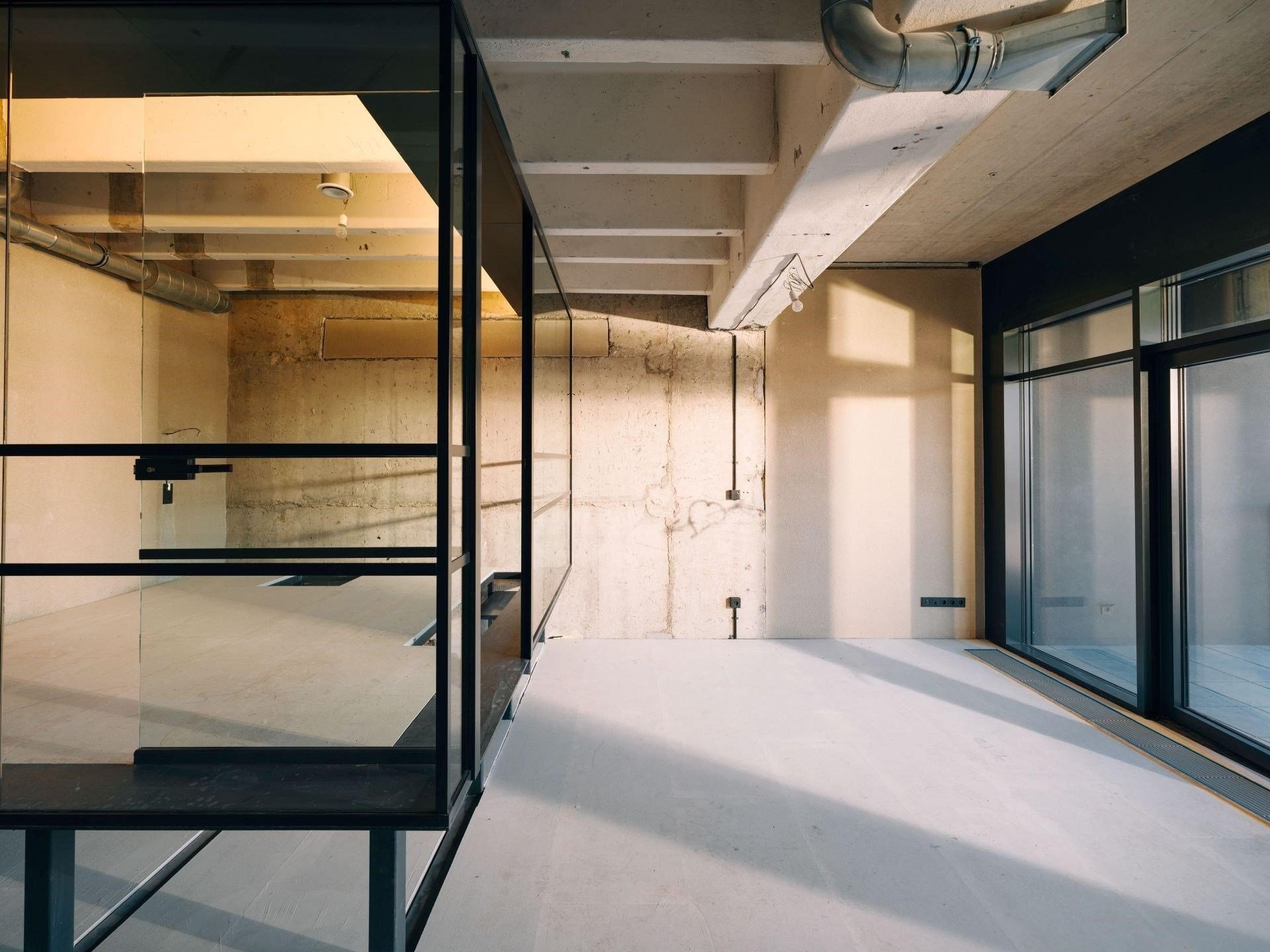 Komerční prostory s terasou o celkové ploše 95,8 m² ve 3