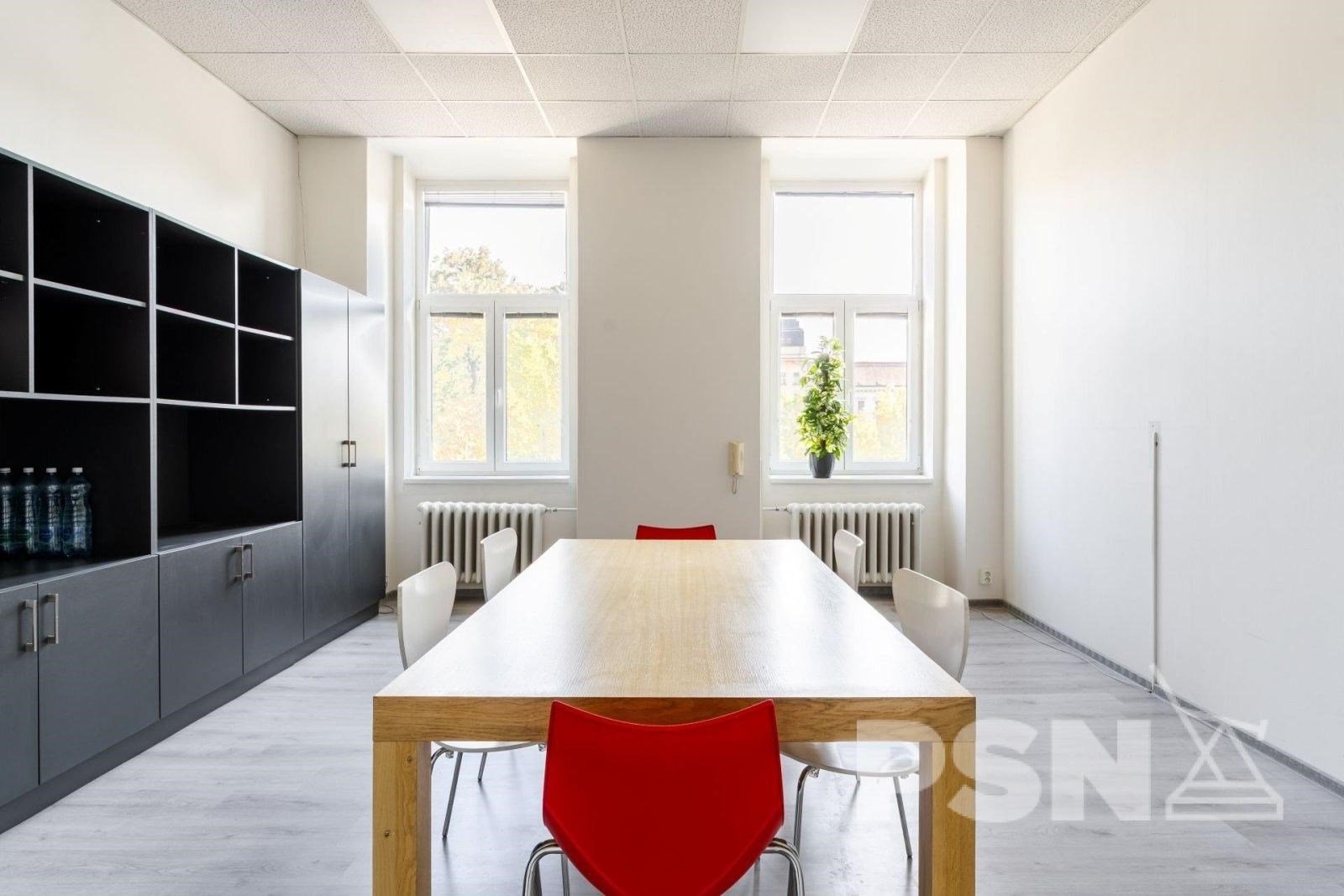 Kanceláře nedaleko centra a vlakového nádraží