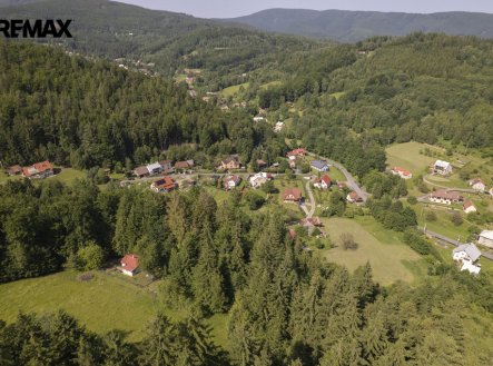 Na prodej pozemek s rodinným domem na samotě u lesa