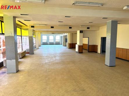Pronájem obchodní prostor, 360 m²