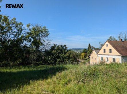 Nabízíme  stavební pozemek na okraji obce Levínské Petrovice o rozloze 823 m2