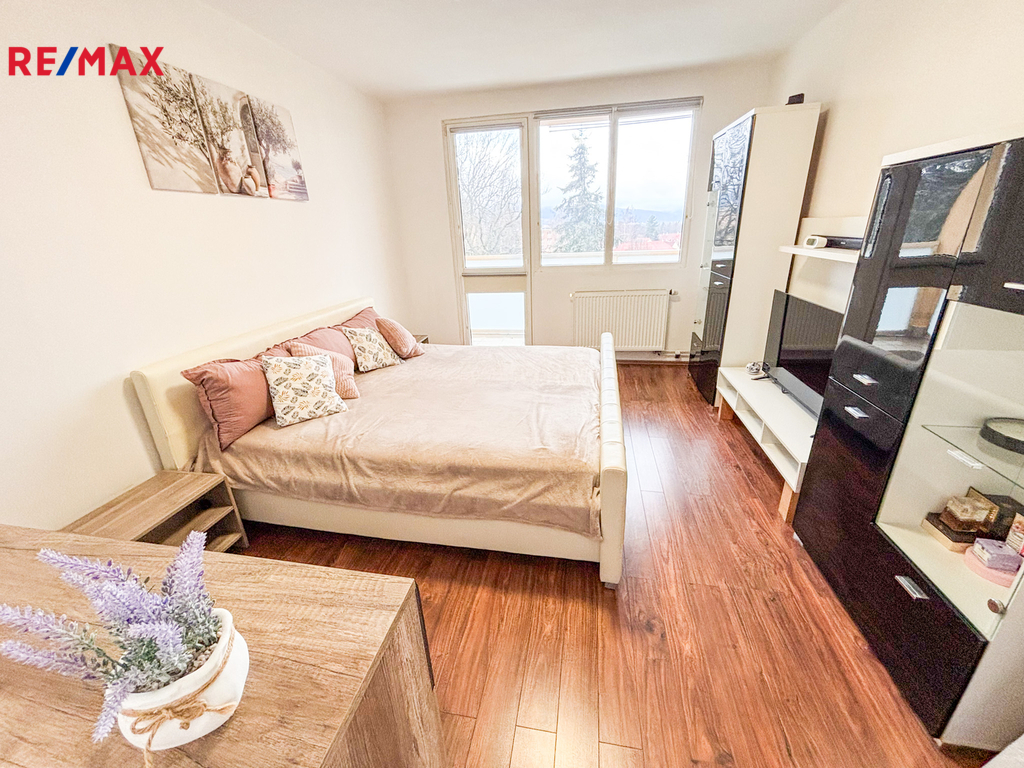 ložnice s balkónem