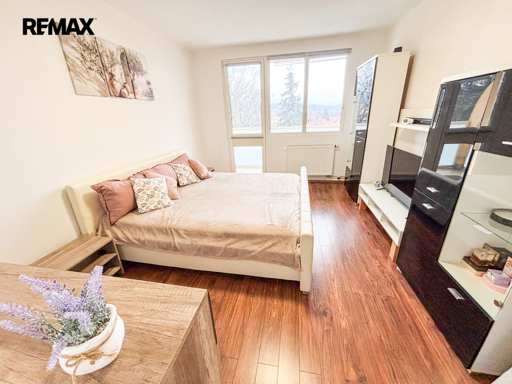 ložnice s balkónem