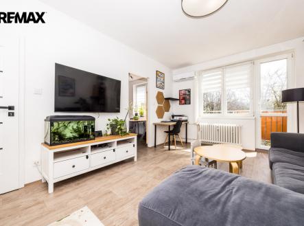 Obývací pokoj se vstupem na balkon a do kuchyně