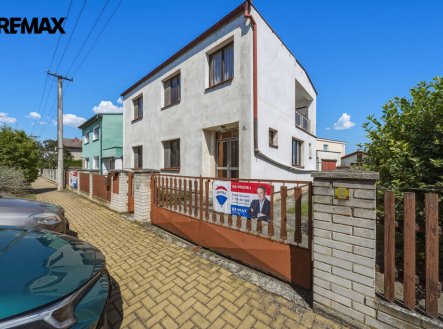 Prodej dvoupodlažního rodinného domu, 4+1, 160 m2, s terasou a garáží - Lovosice