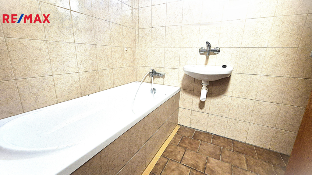 koupelna v přízemí, vana, sprchový kout