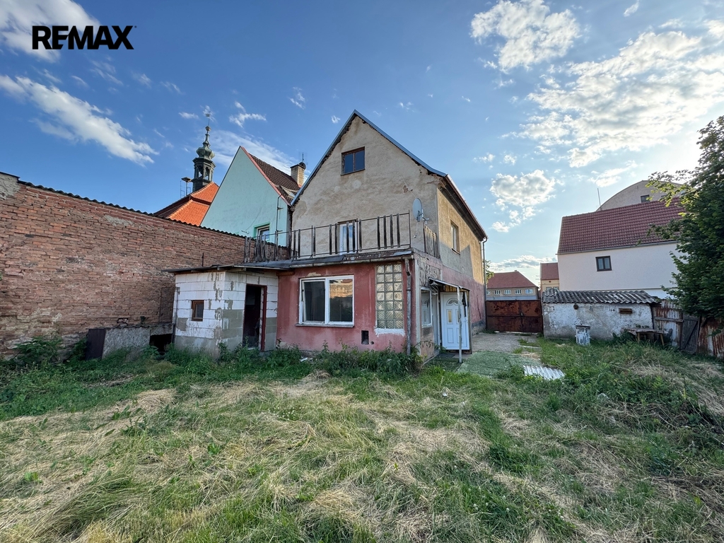 pohled ze zahrady na dům