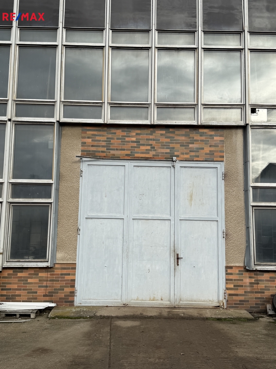 Vjezdová vrata zezadu objektu