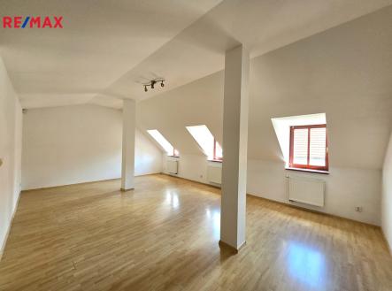 Pronájem bytu, atypický, 77 m²