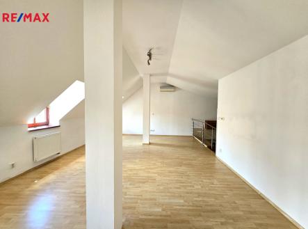 Pronájem bytu, atypický, 77 m²