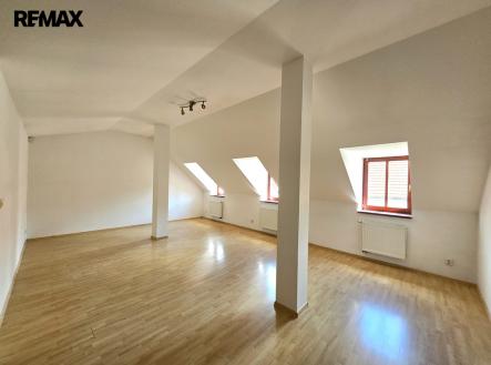 Pronájem bytu, atypický, 77 m²