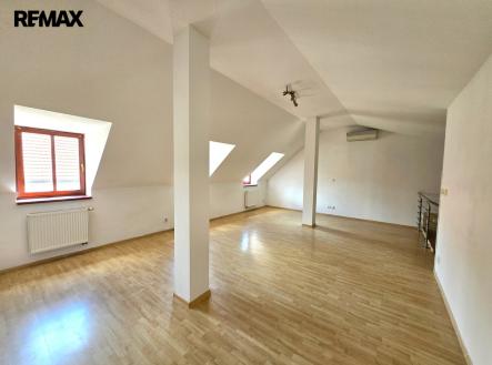 Pronájem bytu, atypický, 77 m²