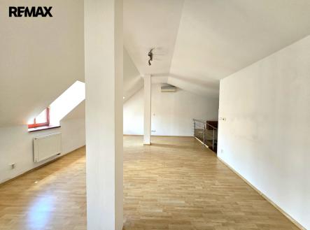 Pronájem bytu, atypický, 77 m²