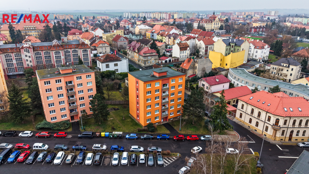 Přední pohled na panelový dům