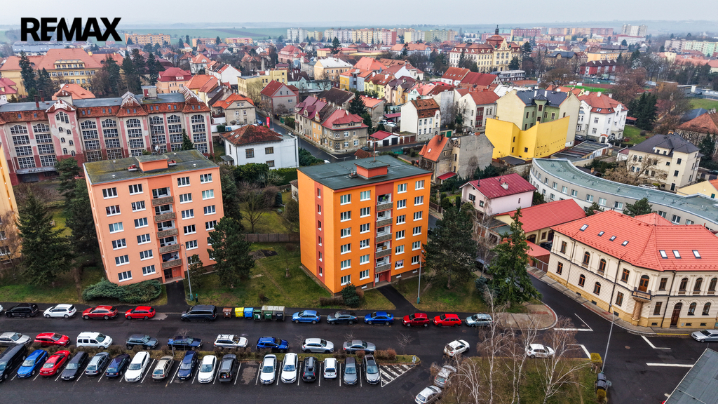 Přední pohled na panelový dům