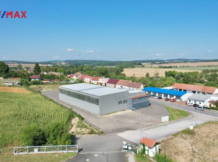 Pronájem - skladovací prostor, 946 m²