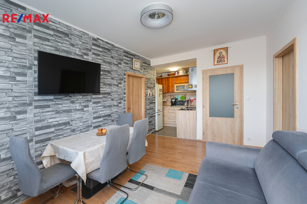 obývací pokoj a pohled do KK