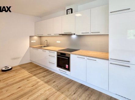 Prostorný byt 2+kk, 75 m², vlastní vchod a parkování — klid Kojetic 20 minut od Prahy