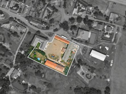 Pronájem uzavřeného areálu s dílnou 420 m² a pozemkem 7 245 m² v Bitozevsi