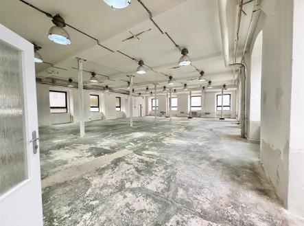 Pronájem obchodní prostor, 400 m²