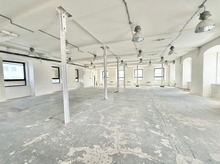Pronájem obchodní prostor, 400 m²