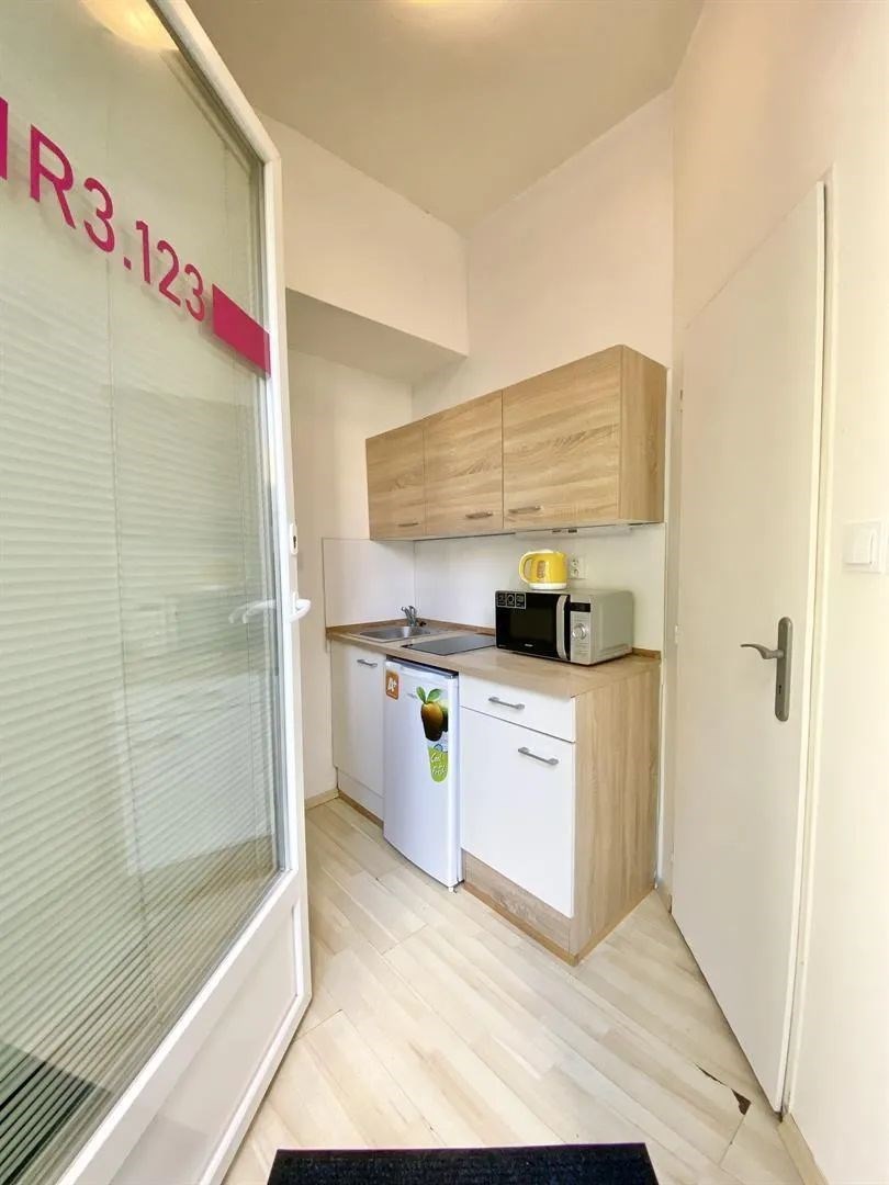 kuchyně s světle hnědé skříně, myčka, deformace, dřevěná podlaha, a mikrovlnná trouba