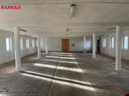Pronájem - skladovací prostor, 182 m²