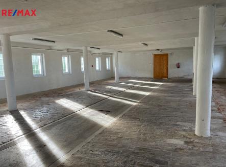 Pronájem - skladovací prostor, 182 m²