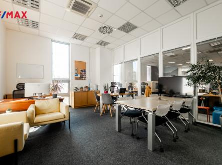 Pronájem kanceláře, 694 m²