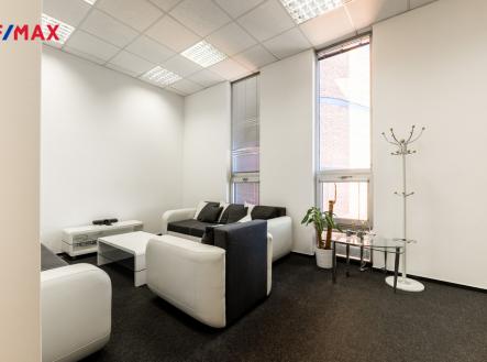 Pronájem kanceláře, 694 m²