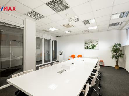 Pronájem kanceláře, 694 m²