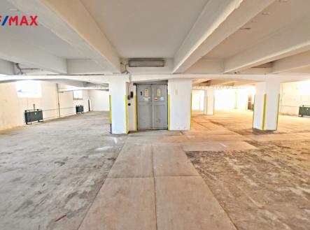 Pronájem skladovací prostor, 303 m²